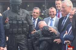 Французький депутат розцілував в Криму пам'ятник «зеленим чоловічкам» (ФОТО)