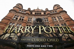 Читачі штурмували книгарні, щоб купити нову книгу про Гаррі Поттера 