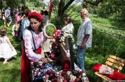 Фоторепортаж з фестивалю етнічного одягу в замку-музеї