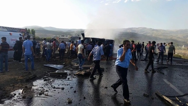 У Туреччині авто, начинене вибухівкою, протаранило поліцейський конвой