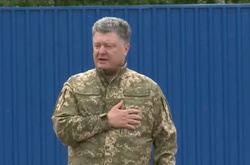 Порошенко у Житомирі привітав десантників з Днем ВДВ 