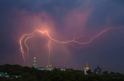 У середу в Україні очікуються короткочасні дощі та грози