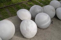 У центрі міста встановили нові бетонні півсфери