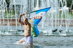 День ВДВ: російські десантники в сімейних трусах підкорюють фонтани