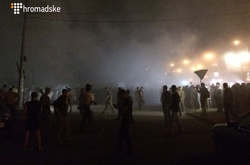 Під Оболонським судом знову зав'язалася бійка: в хід пішли фаєри і димові шашки