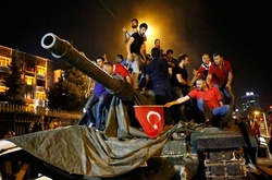 У Туреччині після спроби перевороту від роботи відсторонили 58 тисяч чоловік