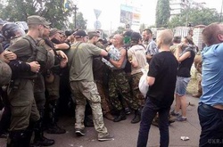 Сутички під Оболонським судом: постраждали 27 правоохоронців