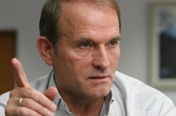 Медведчук обіцяє затягати Гопко по судах