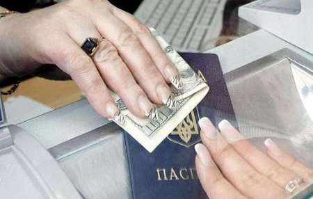 Українці знов купуватимуть валюту без паспорта 