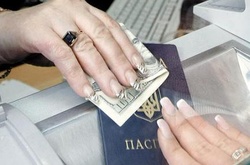 Українці знов купуватимуть валюту без паспорта 