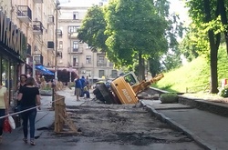 У Києві під асфальт провалився екскаватор