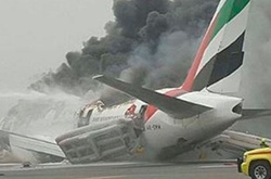 В аеропорту Дубая згорів Boeing, загинув пожежник
