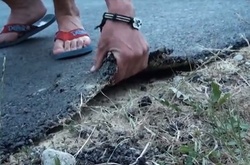 Як на Буковині місцеві жителі руками порвали неякісно покладений асфальт