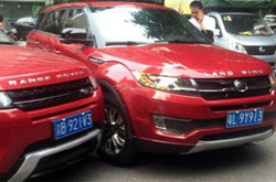 Як у Китаї в Range Rover врізалася його точна копія