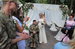 Як Ющенко одружився. Весілля воїна АТО у львівському шпиталі