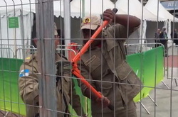 Організатори Олімпіади-2016 загубили ключі від стадіону, довелося зрізати замок з воріт