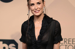 Королева Британії не схвалює роман сина з голлівудською актрисою Демі Мур, - ЗМІ