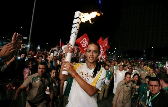 В Ріо-де-Жанейро пройшла естафета Олімпійського вогню. Фоторепортаж