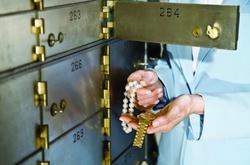 Чи так надійні банки? У Києві крадуть гроші і цінності з депозитних скриньок