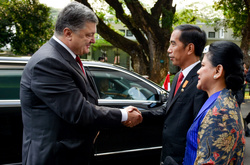 Порошенко вшанував пам'ять національних героїв Індонезії