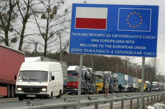 На кордоні з Польщею стоять у чергах понад 700 машин