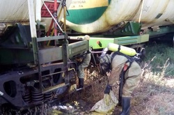 В Запоріжжі з вантажного потягу витекла кислота