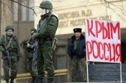 Окупанти у Криму виставляють блокпости з автоматниками 