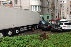 У Хмельницькому фура в’їхала у багатоповерхівку, 1 людина постраждала