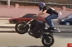 Смертельні трюки мотоцикліста на столичних дорогах: чим це загрожує йому та оточуючим