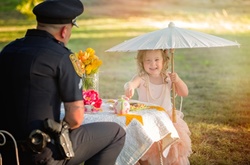 Трехлетняя девочка пригласила на чай полицейского, который спас ей жизнь 