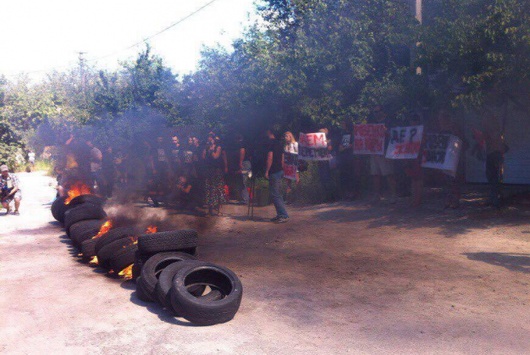 Активісти спалили шини під будинком матері віце-прем’єра Розенка