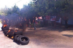 Активісти підпалили шини біля дому, який приписали Розенкові