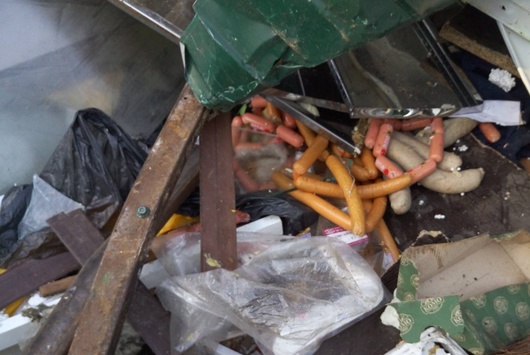 Опубліковані вражаючі фото: як у Києві знесли МАФи набиті сосисками