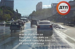Столичний бульвар Дружби Народів затопило гарячою водою