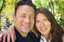 Джейми Оливер стал отцом в пятый раз и показал фото сына в соцсети