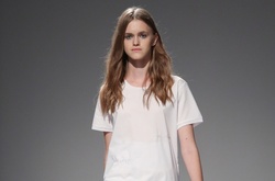 Які речі експерти радять одягати до офісу в літню спеку