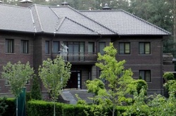 Суд арештував маєток Рената Кузьміна у Пущі-Водиці