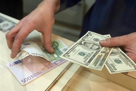 Відсьогодні українці можуть купувати і продавати валюту без паспорта