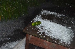 Стихія у Полтаві: град побив машини і вікна в будинках