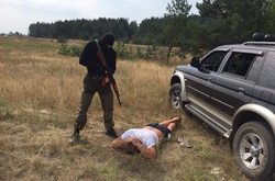 СБУ затримала зловмисників, які вимагали гроші за неперешкоджання незаконному видобутку бурштину