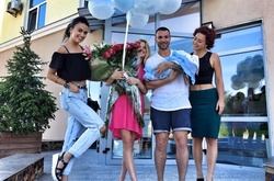 Сексуальная солистка группы А.R.M.I.A родила сына  