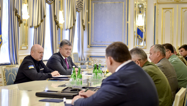 Через провокації у Криму Порошенко доручив посилити охорону стратегічних об'єктів