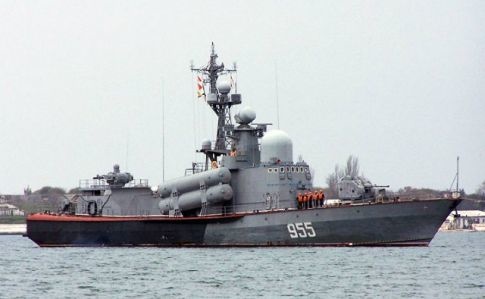 Російські бойові кораблі біля окупованого Севастополя приступили до цілодобового чергування 