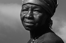 Беззащитные африканские ведьмы: Фотограф сделал портреты женщин, обвинённых в колдовстве