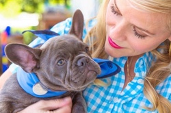 Риз Уизерспун прогулялась в вышиванке в Венеции