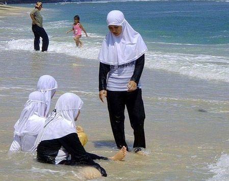 У Каннах заборонили ходити на пляж в купальних костюмах для мусульманок