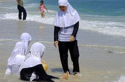 У Каннах заборонили ходити на пляж в купальних костюмах для мусульманок