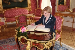 Україна не має даних про осіб, які ухиляються від служби в армії, переховуючись в Угорщині, - дипломат