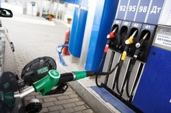 Бензин в Україні має коштувати дешевше мінімум на гривню