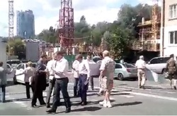В центрі Києва обурені будівництвом мешканці перекрили вулицю Мечникова